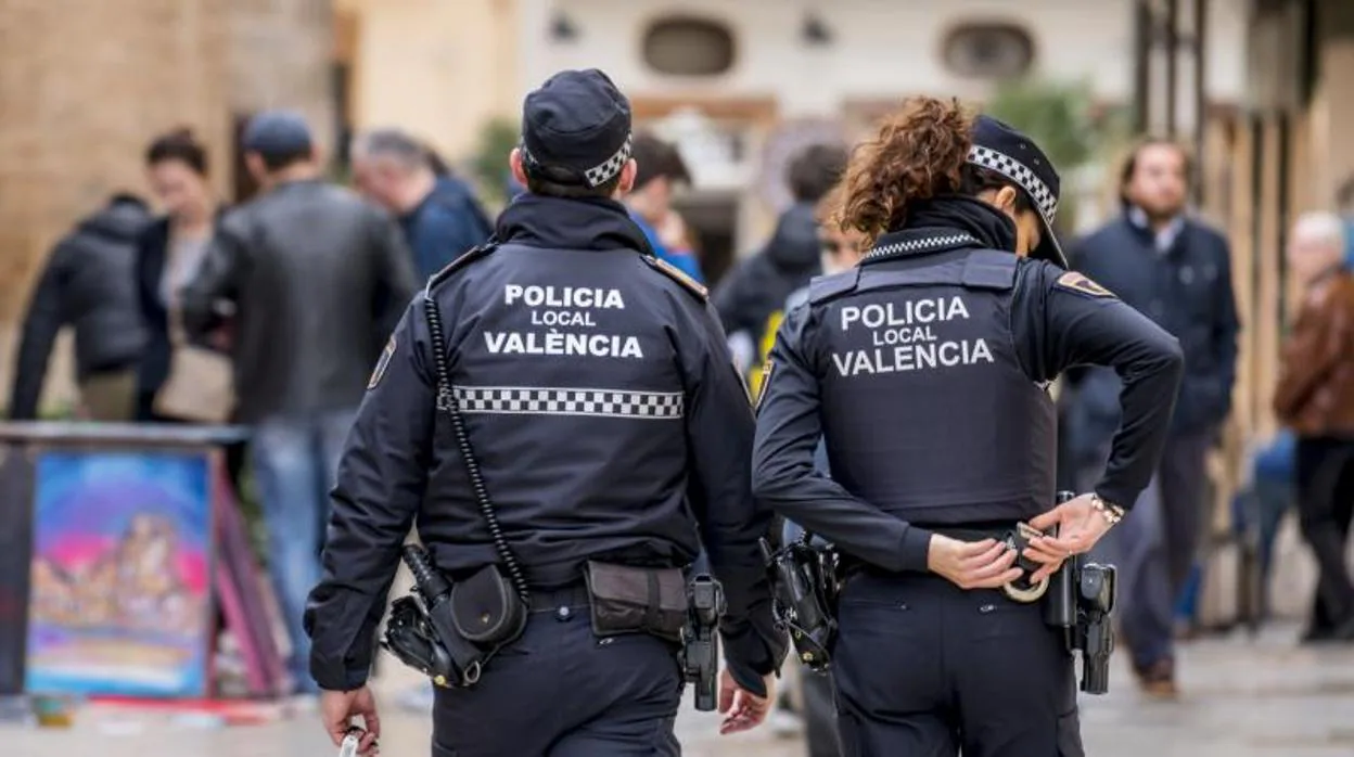 Dos policías locales patrullando por Valencia