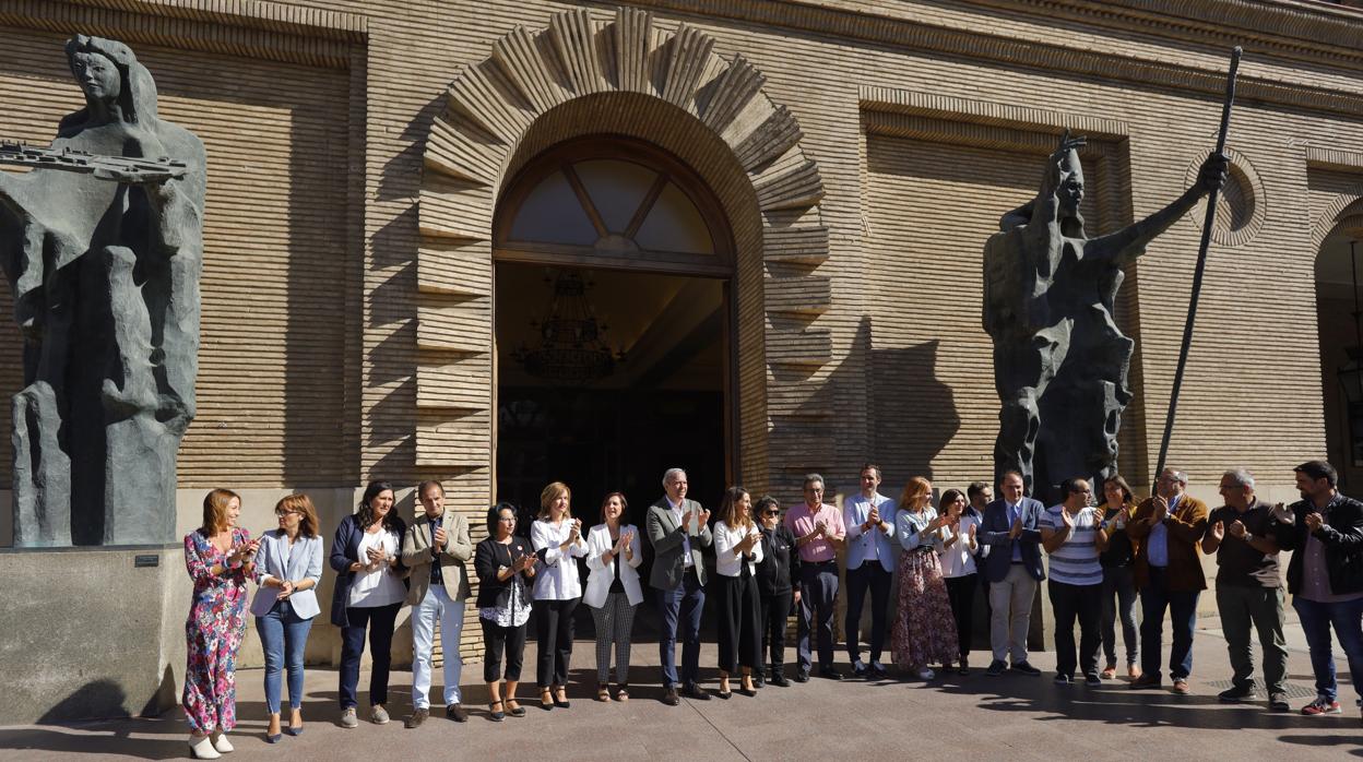 El alcalde de Zaragoza, Jorge Azcón (en el centro), junto a representantes políticos municipales, que se concentraron a las puertas de la Casa Consistorial para sumarse al paro nacional por la «España vacía»
