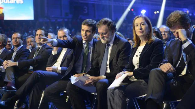 Casado se rodea de exministros de Aznar y Rajoy para afianzar su mensaje económico de cara al 10-N