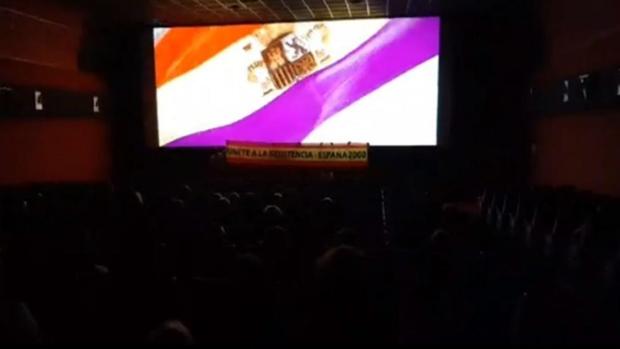 El vídeo del boicot de España 2000 a «Mientras dure la guerra» en unos cines de Valencia