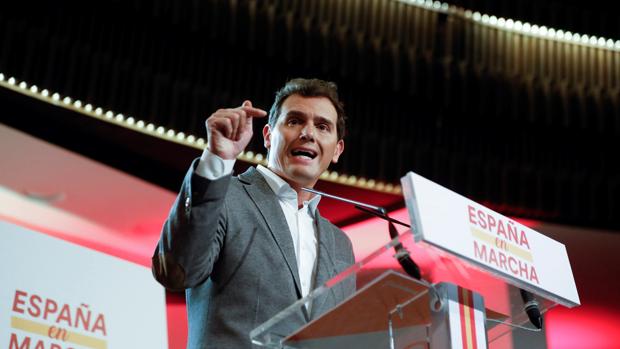 Rivera corrige el rumbo y se compromete a negociar con Sánchez si el PSOE es el más votado