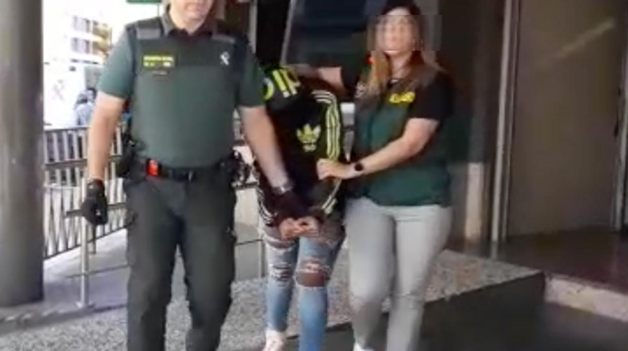 La acusada, venezolana de 34 años, cuando era conducida por la Guardia Civil al juzgado