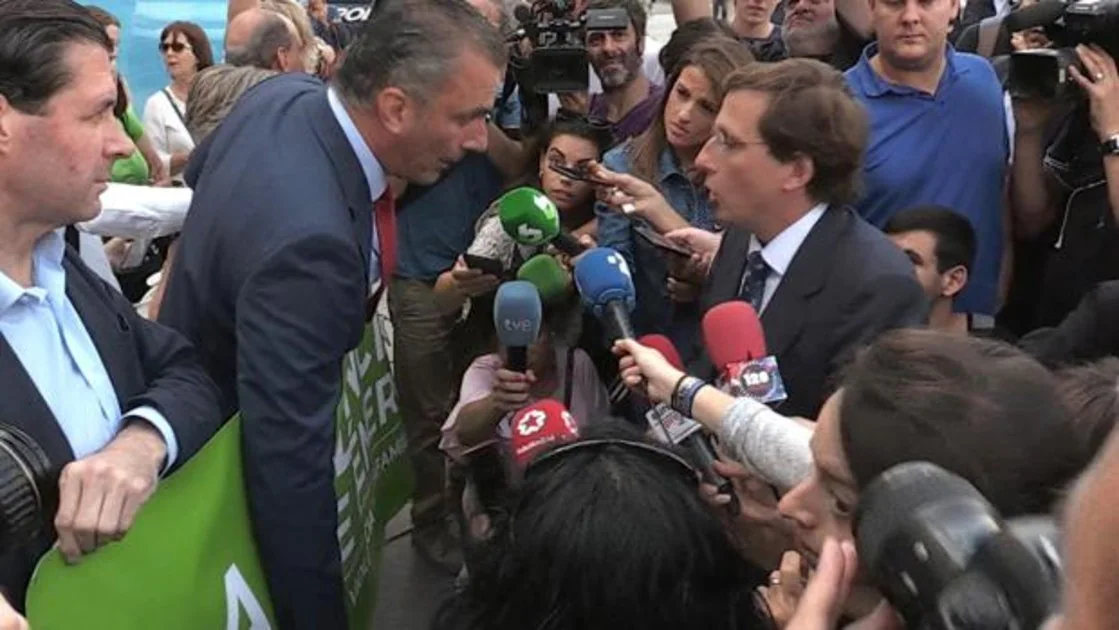 El portavoz de Vox en el Ayuntamiento de Madrid, Javier Ortega Smith (izda) junto al alcalde de Madrid José Luis Martínez-Almeida en una reciente encontronazo