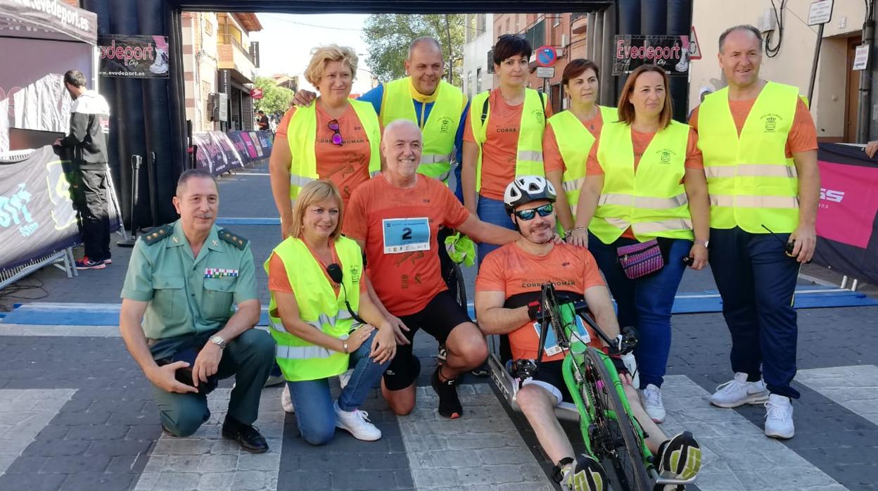 Román, en su «handbike», junto con varios voluntarios y el coronel de la Guardia Civil Gabriel Llamazares