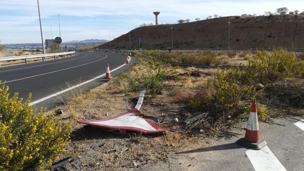 TO-21, kilómetro 6: la desoladora imagen de biondas y señales de tráfico rotas a la espera de una solución