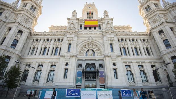 El hallazgo de azulejos originales de 1919 retrasa las obras del Palacio Cibeles