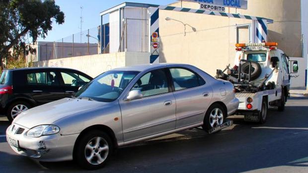 Le retiran el coche tras dar positivo y acude con un amigo, también ebrio, a recogerlo al depósito