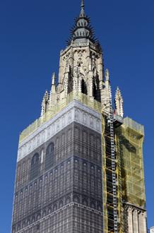Ya luce la lona con la imagen de la torre de la catedral