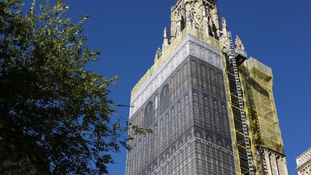 Ya luce la lona con la imagen de la torre de la catedral