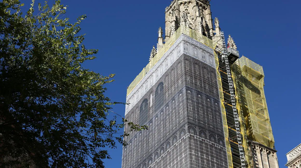 La lona ya cubre la torre de la catedral