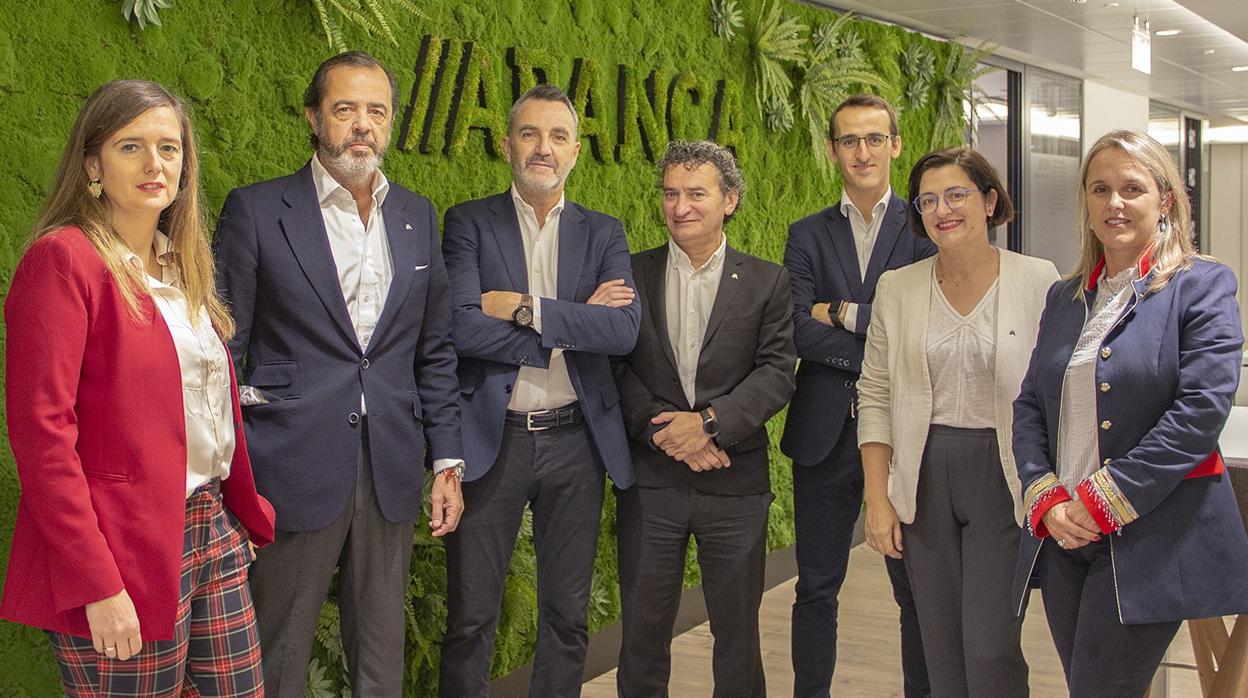 Responsables de Abanca y Lanzadera en la sede coruñesa de la entidad financiera