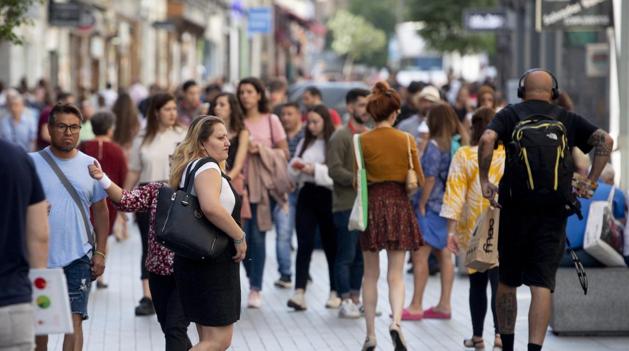 Transeúntes por la zona victimizada