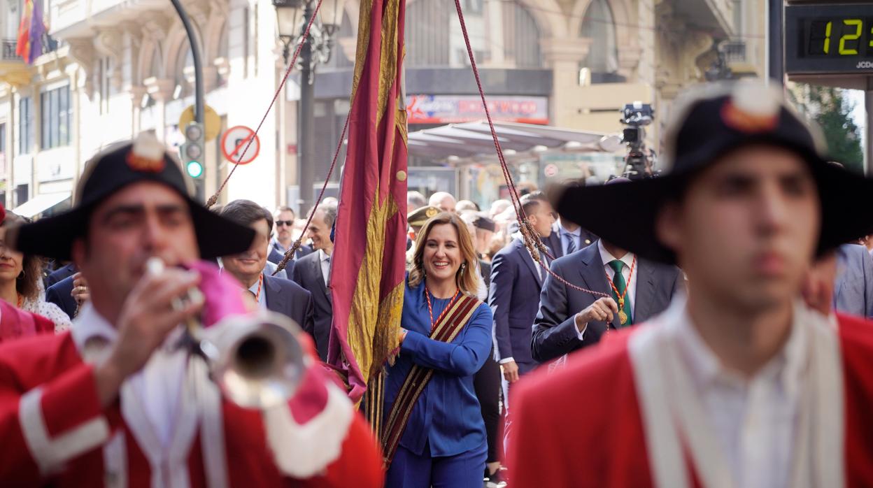 María José Catalá porta la Senyera durante la procesión cívica