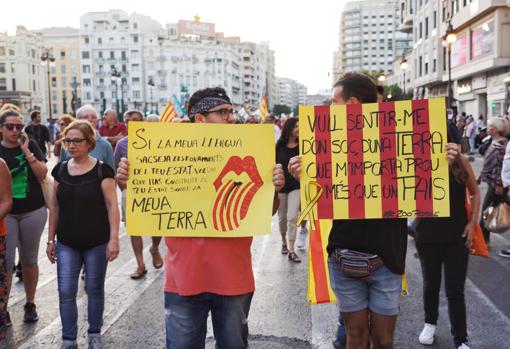 Carteles de participantes en la manifestación