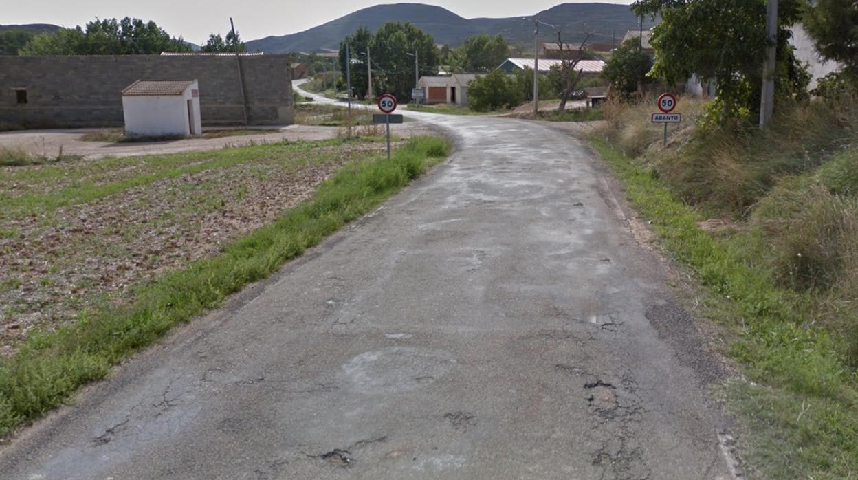 La carretera, llena de baches y de precarios remiendos. En la imagen, a su paso por Abanto (Zaragoza)