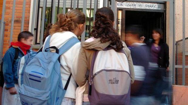 Uno de cada tres adolescentes catalanes reconoce haber cometido acoso escolar