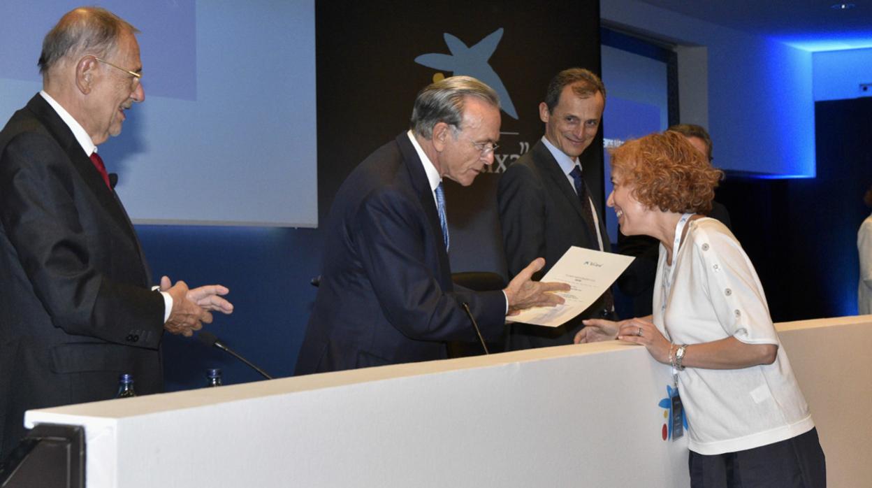 La investigadora talaverana recibe su diploma del presidente de «la Caixa», Isidré Fainé