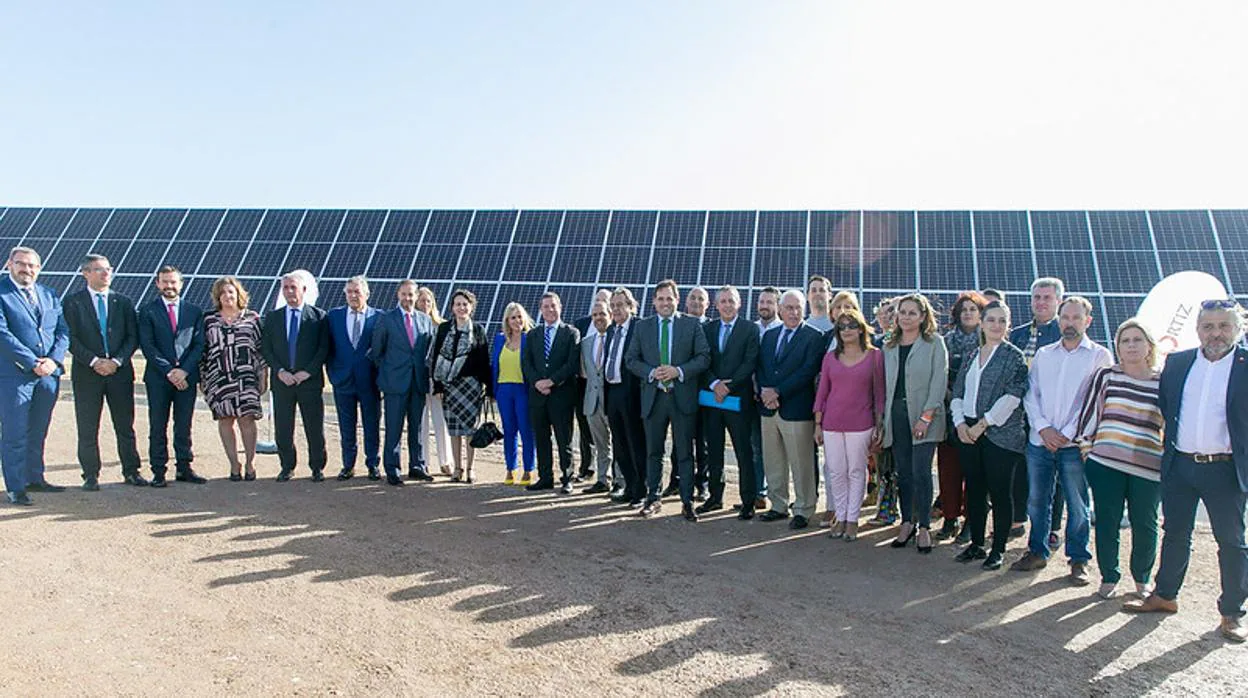 Autoridades políticas duante la inauguración de la planta fotovoltaica