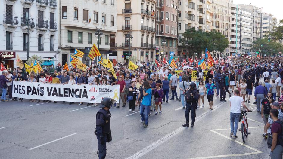 La Policía evita los enfrentamientos en un 9 d'Octubre tenso pero sin grandes altercados