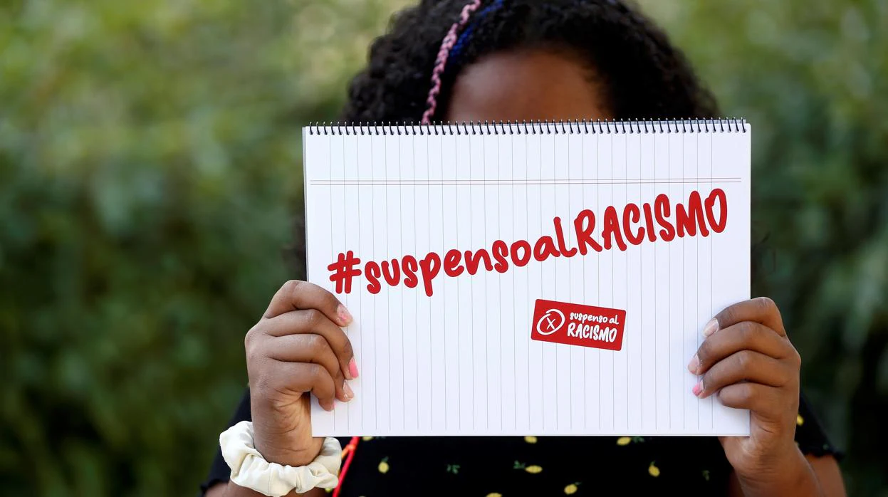 La menor posa con el lema que han lanzado sus padres contra el racismo