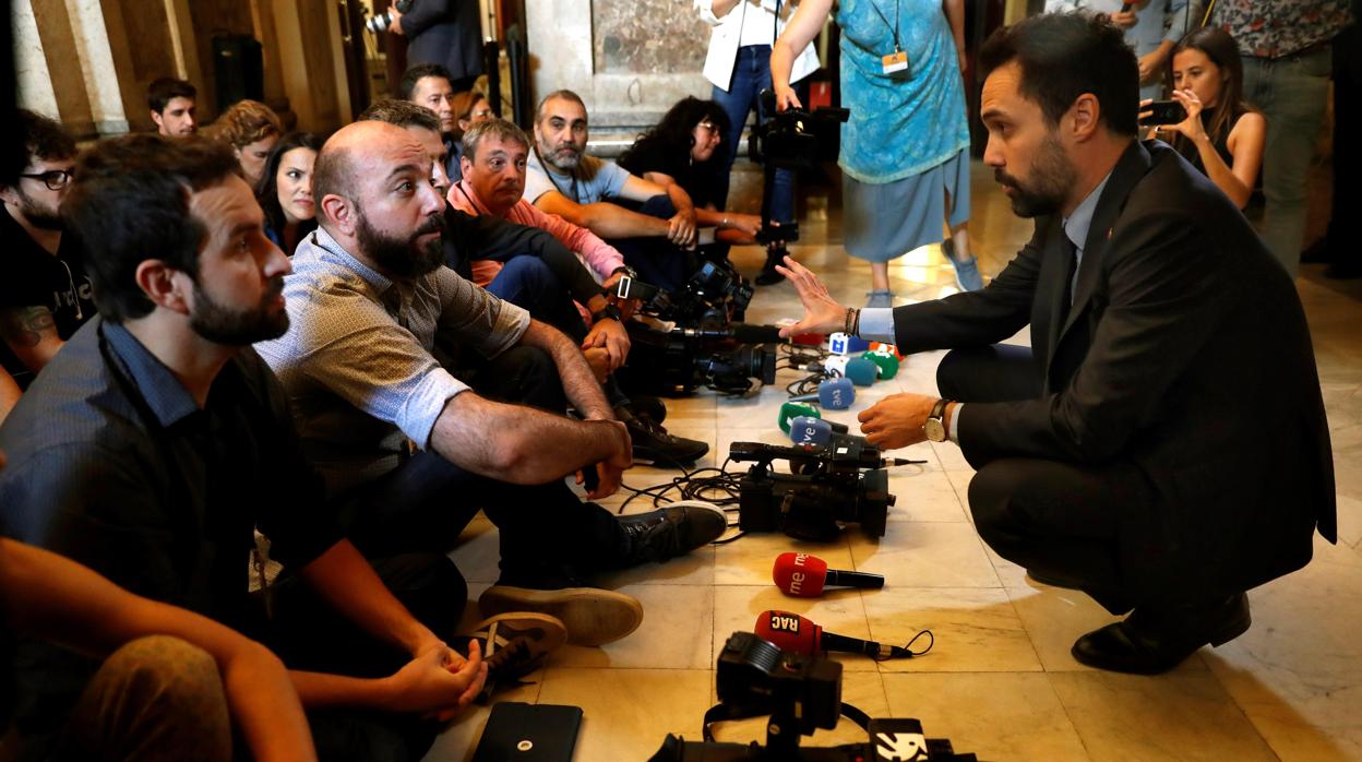 Torrent atiende a los periodistas que protestaron ayer en el Parlament