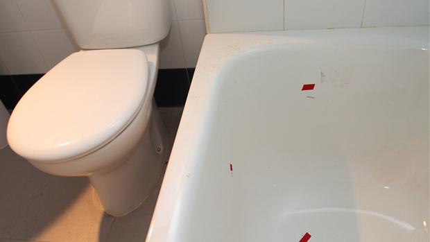 Pasa cuatro días tirada en la bañera y le piden una factura por el rescate que no puede pagar