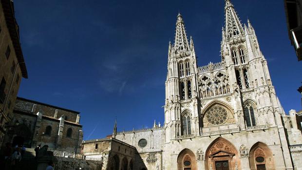 El frío tiene los días contados en el interior de la Catedral de Burgos