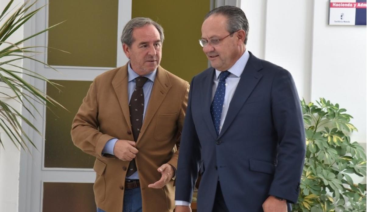 Ángel Nicolás, de Cecam, con el consejero Juan Alfonso Ruiz Molina