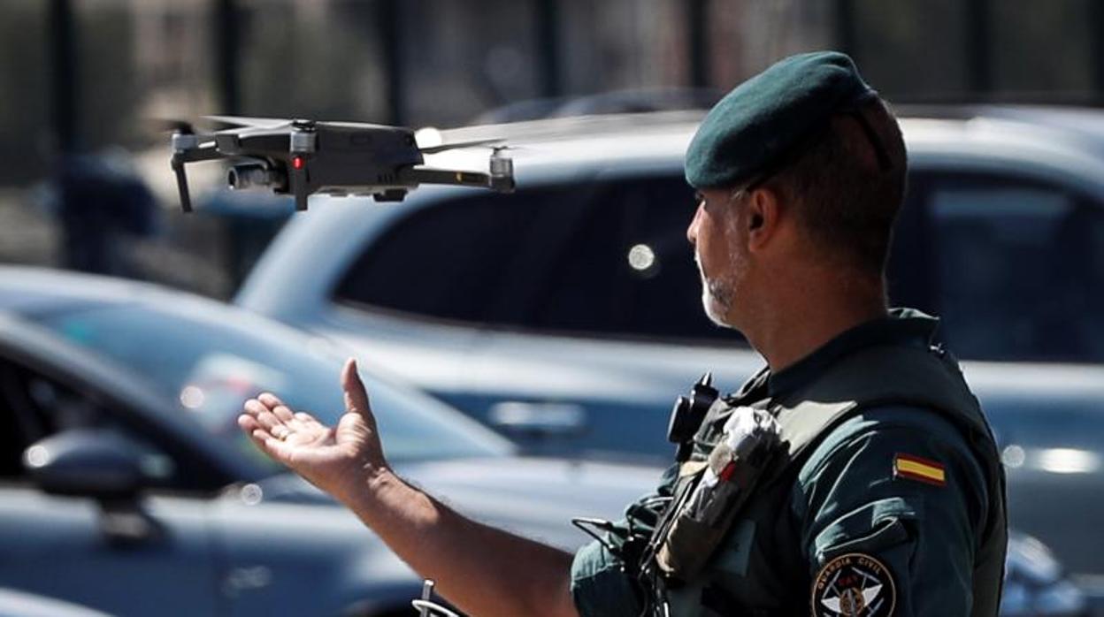 Un agente de la Guardia Civil manipula un dron