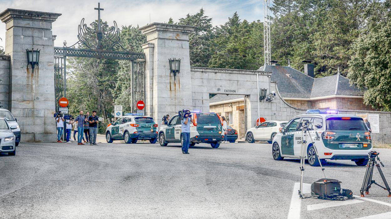 La Guardia Civil accediendo al Valle de los Caídos para cerrarlo