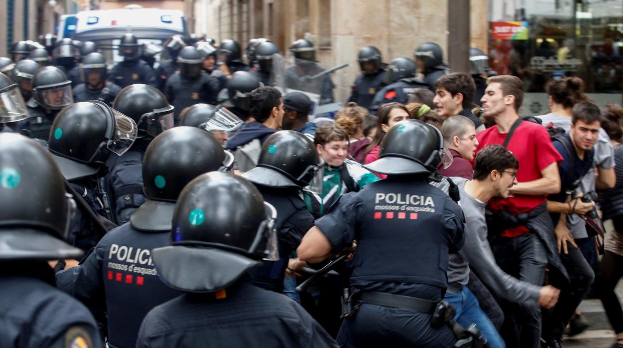 Efectivos de los Mossos d&#146;Esquadra cargan contra varios activistas concentrados en el Raval