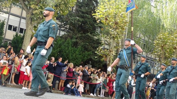 La Guardia Civil recibe el cariño de cientos de pamploneses