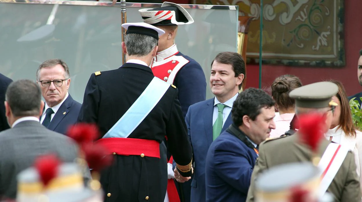 El presidente de la Junta, Alfonso Fernández Mañueco, saluda al rey Felipe VI en los actos de la celebración del Día Nacional de España.