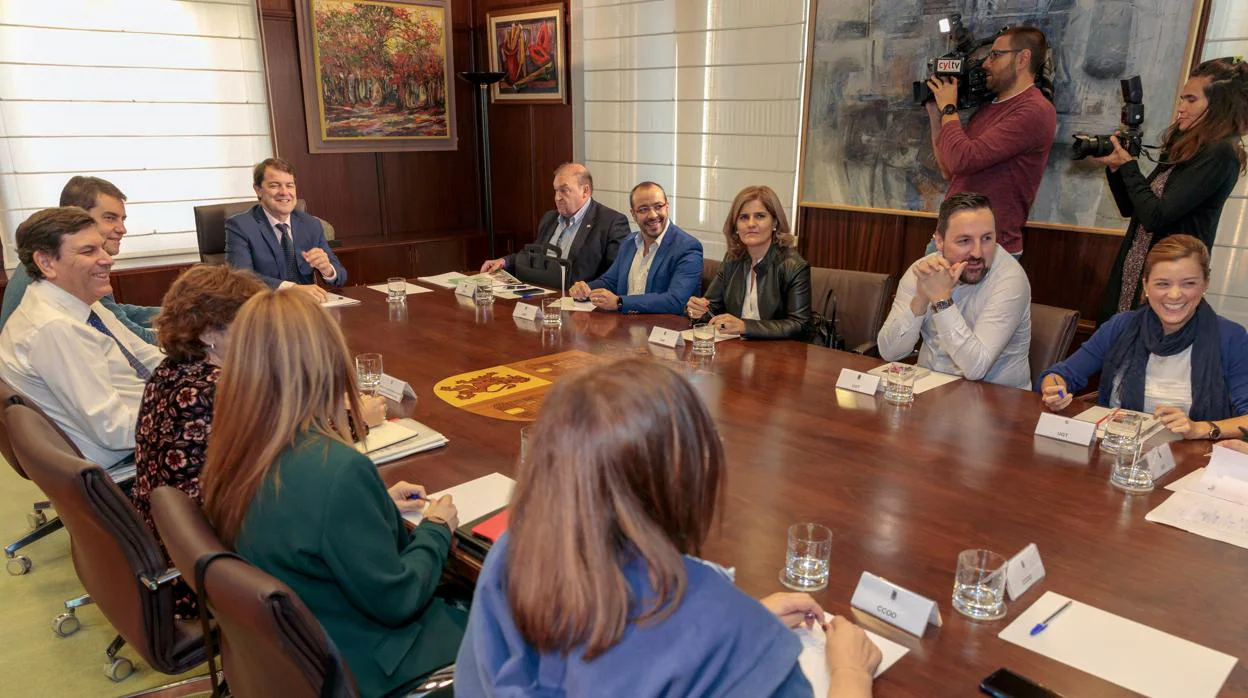 El presidente de la Junta, Alfonso Fernández Mañueco, se reunió ayer con CSIF, UGT y CCOO