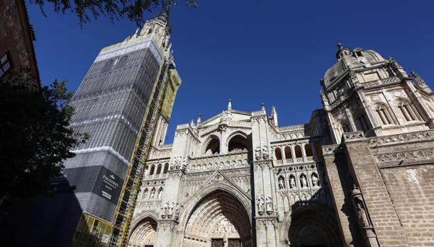 Mil metros cuadrados de lona abrazan la torre de la catedral