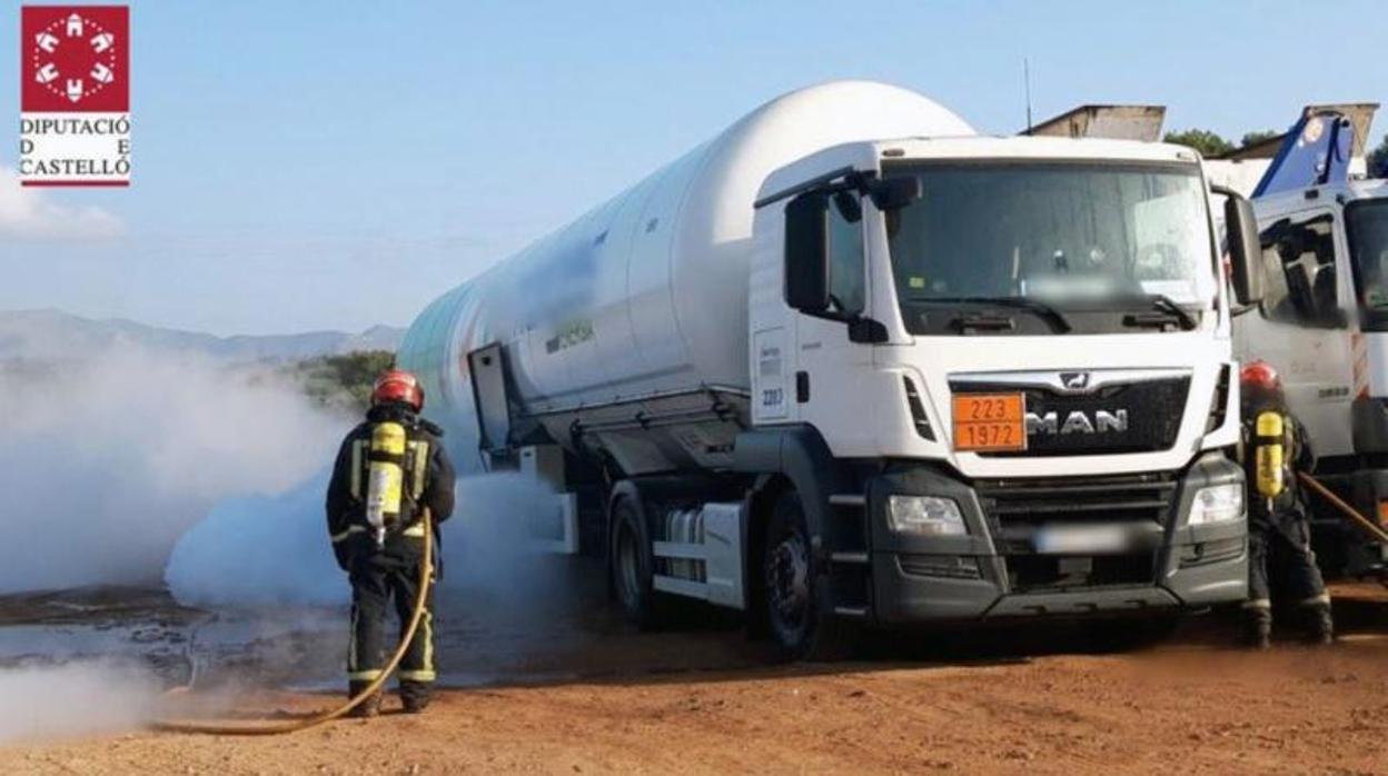 Fotografía difundida por el SIAB (Bomberos del Consorcio de Castellón) sobre la intervención en el camión por la fuga de metano líquido refrigerado