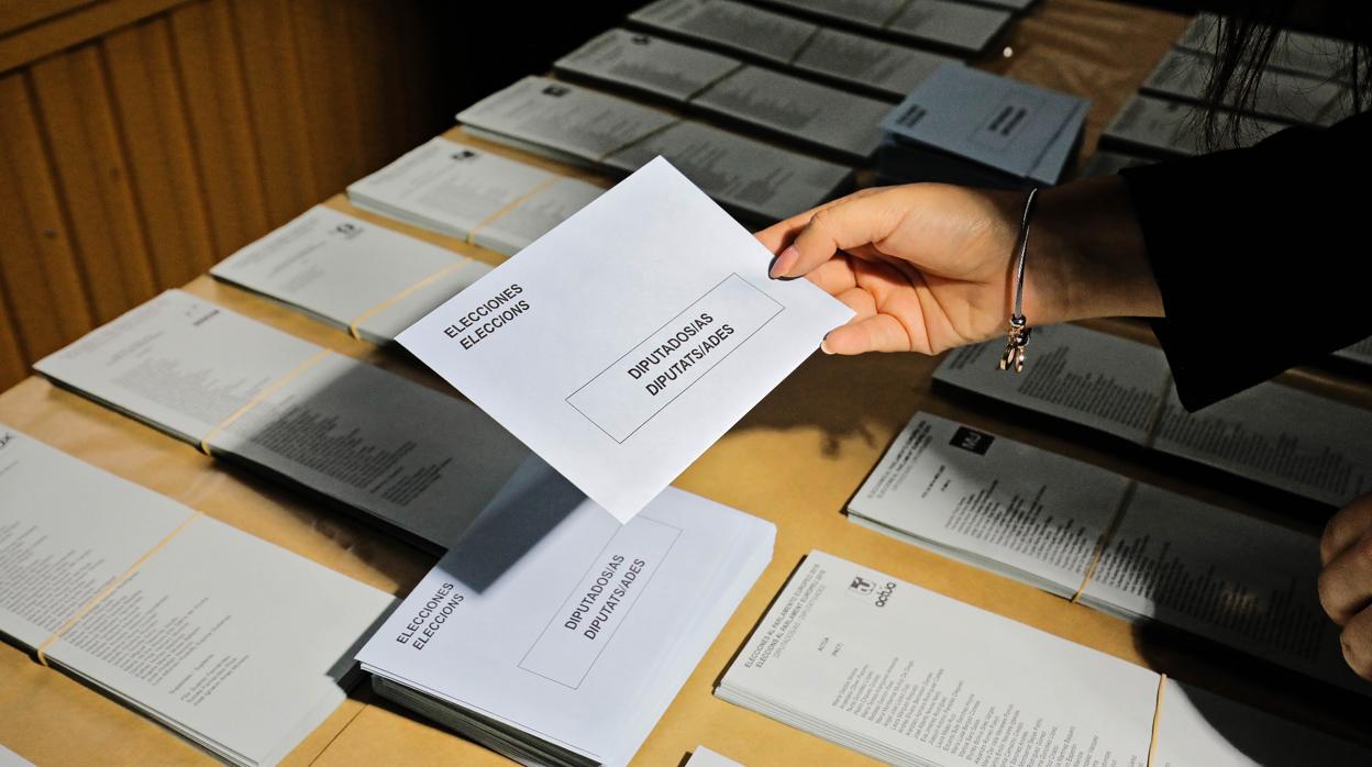 Imagen de las papeletas y los sobres tomada en el almacén electoral de Valencia