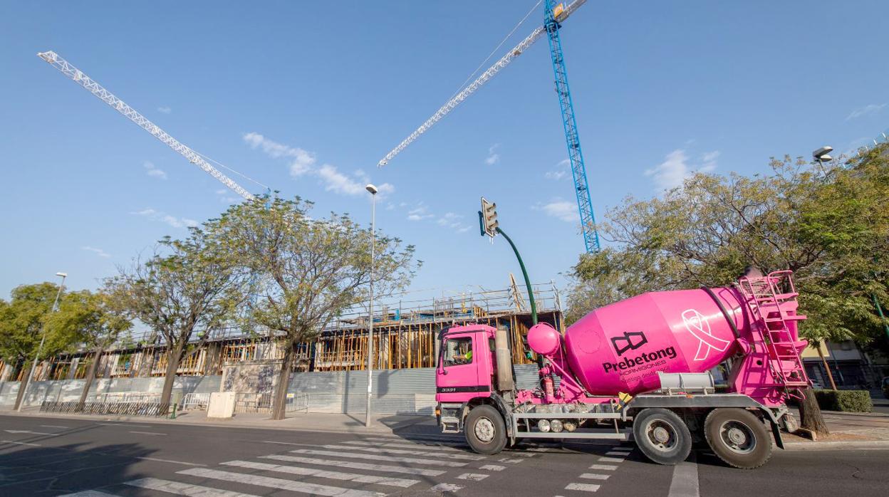 Tiñe de rosa sus camiones hormigonera para sumarse a la lucha contra el cáncer de mama