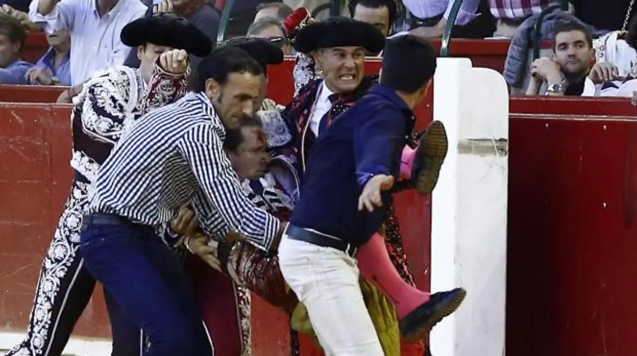 Mariano de la Viña es llevado a la enfermería tras la brutal paliza que le dio «Sigiloso», un toro de Montalvo de 544 kilos