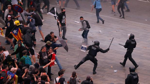 «Una bomba de relojería» para la prensa flamenca, una condena «sin piedad» para el «Libération» francés