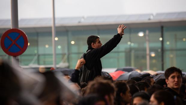 Un herido en la protesta del aeropuerto, operado por traumatismo testicular