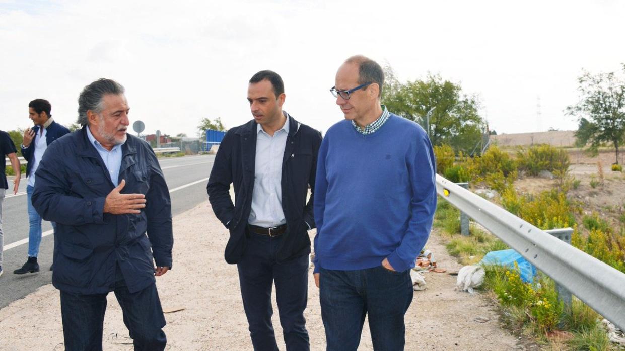 Pepu Hernández (izq.), con los también concejales del PSOE Alfredo González (centro) y Ramón Silva (dcha)