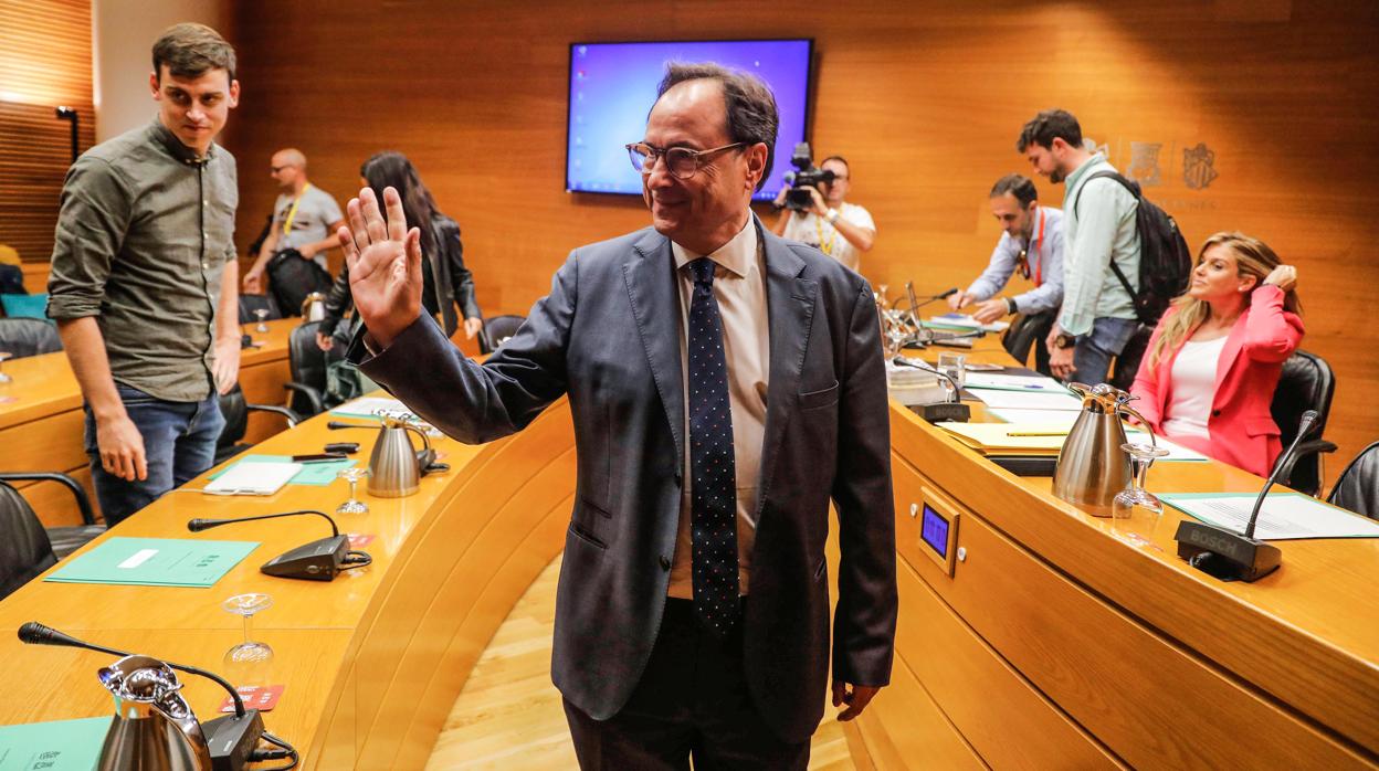 El conseller de Hacienda, en la comisión de las Cortes Valencianas