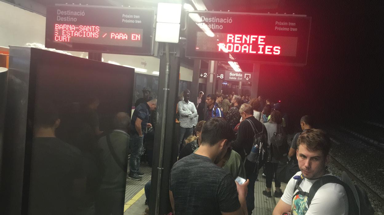 Los pasajeros del último convoy que salió desde Gerona hacia Barcelona, tirados de noche en la estación de Maçanet de la Selva