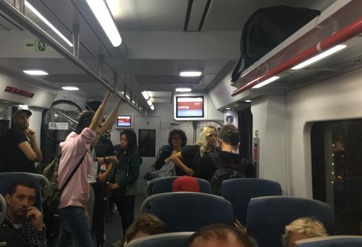 El interior del tren antes de que el pasaje fuera desalojado