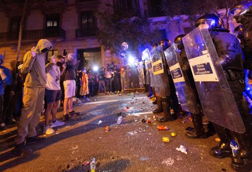 La policía, junto a los manifestantes, protege la Delegación del Gobierno de Barcelona