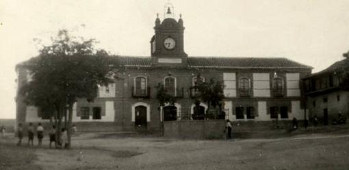 Fachada del Ayuntamiento de Carmena, cuya caja fuerte fue forzada para robar más de seis mil pesetas (Foto, Archivo Diputación Provincial de Toledo)