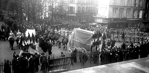 El sepelio de las víctimas del raid aéreo fue una imponente manifestación patriótica de duelo (Foto, Agencia Rol. Biblioteca Nacional de Francia)