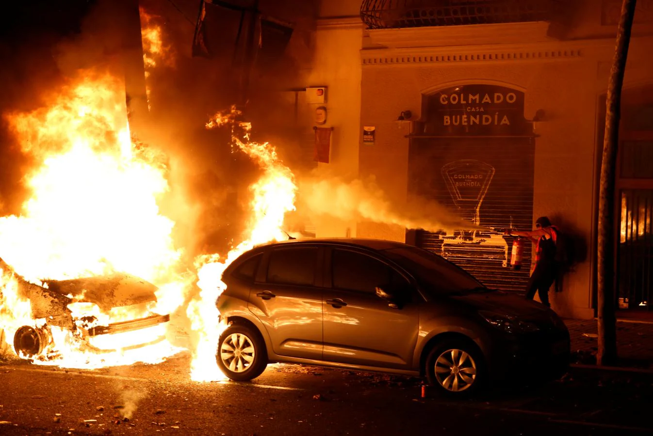 En imágenes: el fuego vuelve a las calles de Barcelona