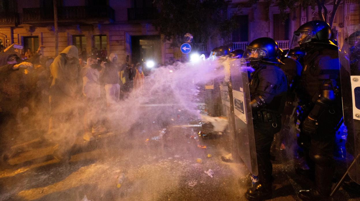 La policía carga contra los manifestantes junto a la Delegación del Gobierno de Barcelona durante la movilización convocada por los CDR que se celebra hoy martes en la segunda jornada de protestas